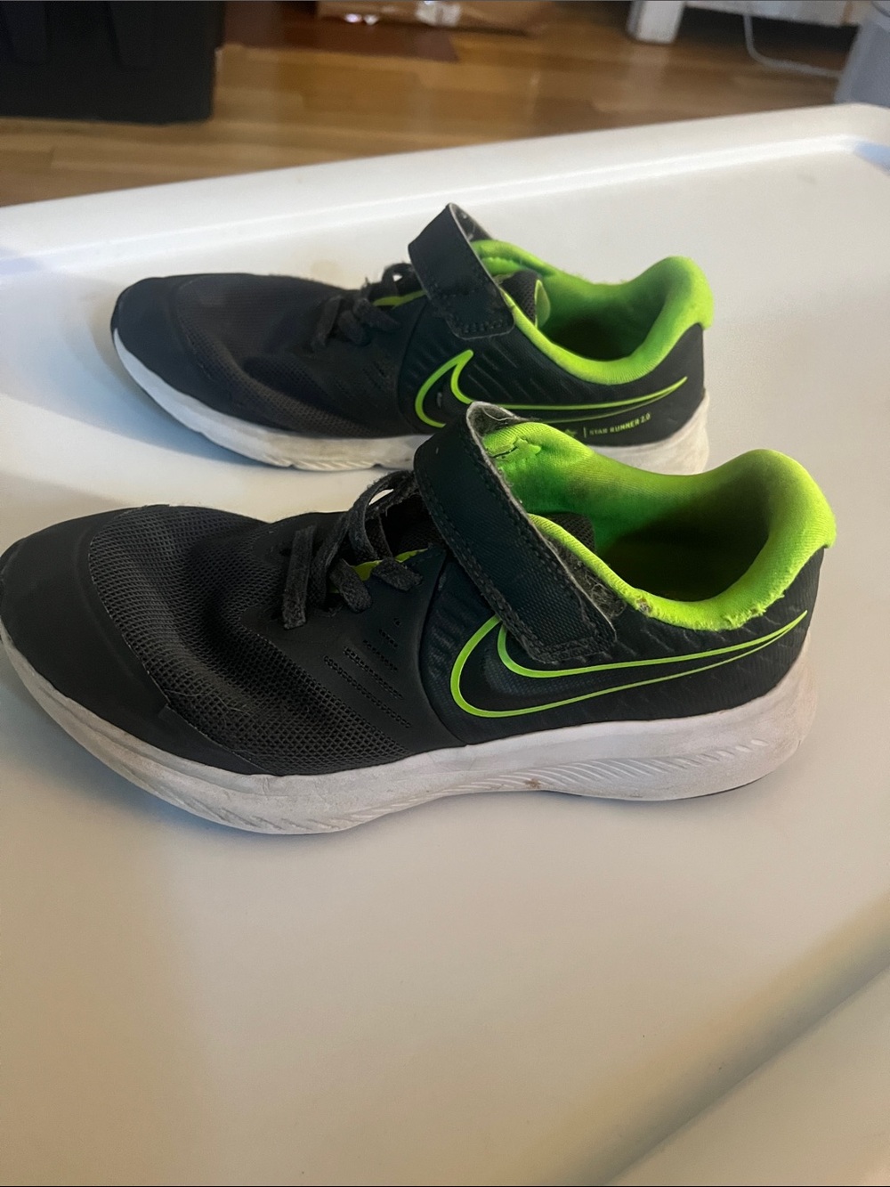 Nike youth star runner sneakers dark grey/neon green size 1.5Y AT1801-004